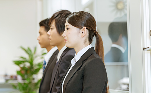 面接を受けている3人の男女