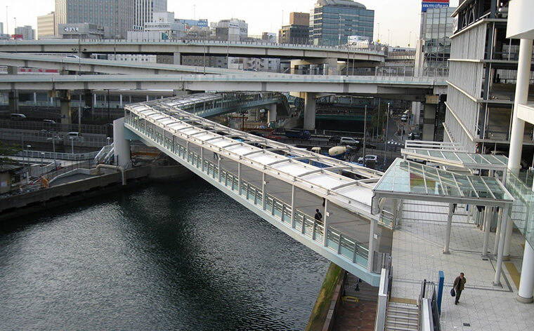 横浜駅から直結の歩行者デッキ